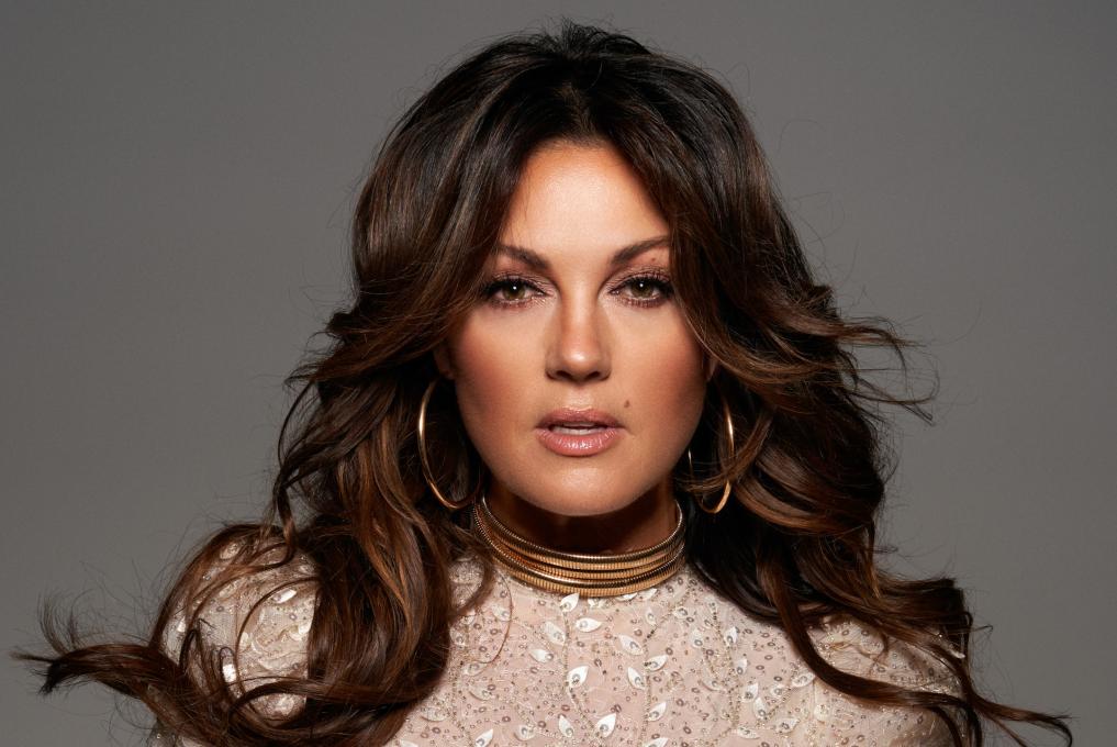 belle-perez-viert-25-jaar-hits-in-de-lotto-arena-showbizzsite